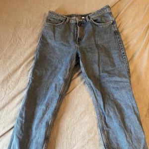 Weekday ROW jeans blå - Blåa jeans, populär modell