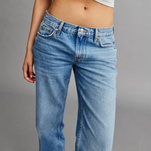 jeans - säljer dessa jeansen som sitter lågmidjat på mig och är lite för långa, är 160❤️