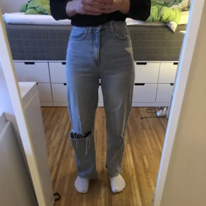 Ljusblå jeans  - Högmidjade ljusblå jeans med hål från H&M. I ganska bra skick men hålet är lite slitet. Säljer eftersom att de inte passar min stil längre. 