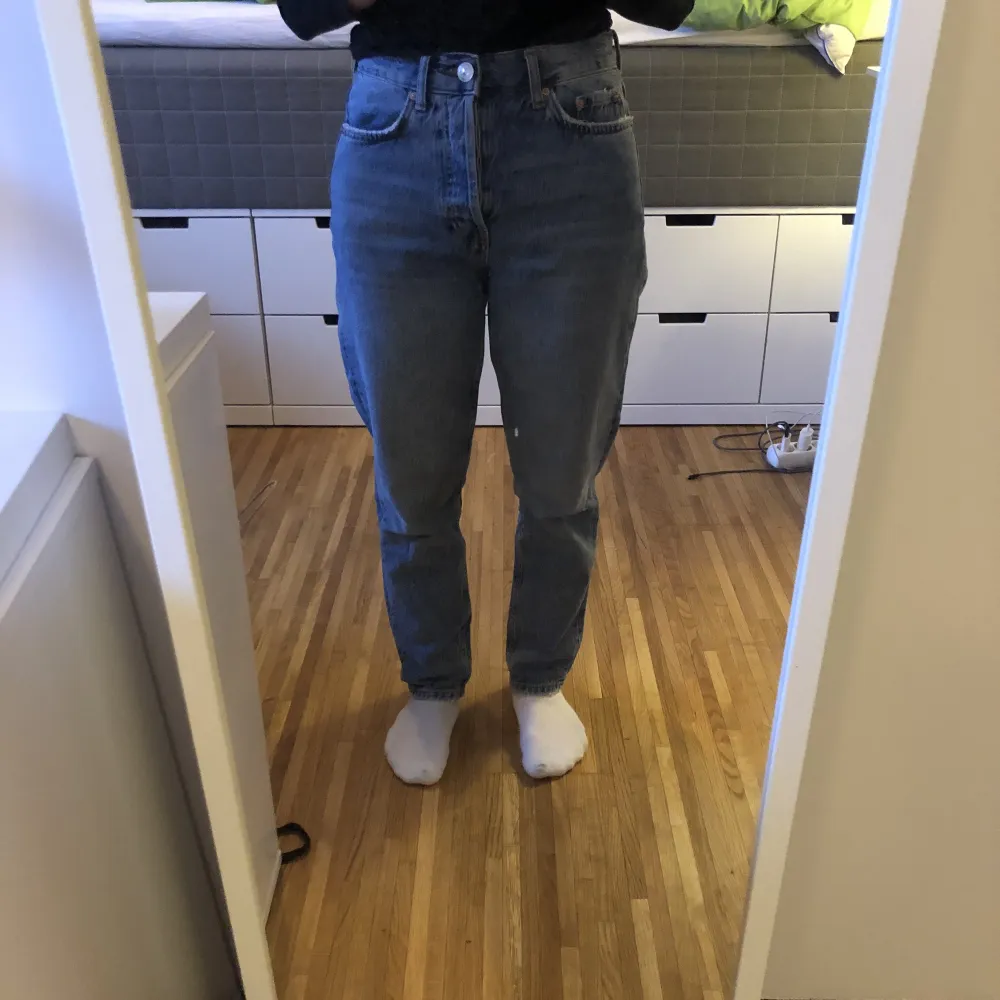 Blå, midrise, straight jeans från Gina. Sparsamt använda och i bra skick. Säljer eftersom att de aldrig kom till användning. . Jeans & Byxor.