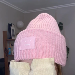 Acne mössa rosa - Rosa acne mössa (köpt i jul) använd max 5 gånger, så den är i väldigt bra skick! mitten bilden är min💗