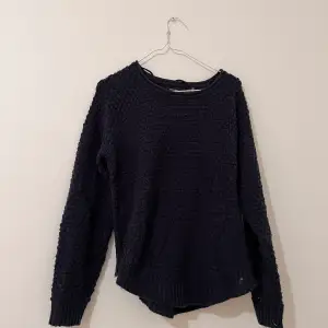 Mörkblå stickad tröja från Vero Moda  Som passar till allt! :)