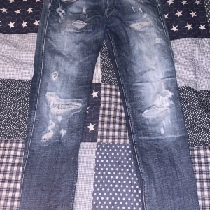 Replay jeans - Säljer ett par replay jeans få jag vuxit ur dom. Köpta på brandsonly för cirka 3 år sedan. Sparsamt använda och fortfarande i gott skick. Storlek 30/32.