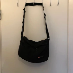 Diesel väska  - !lånade bilder från förra ägaren! Skriv för flera bilder. Trendigt och y2k vibe messenger bag, axelremsväska. Bra som skolväska. Märket är diesel! Yttersta dragkedjan är sönder men det märks inte. Förra ägaren köpte den i Danmark 💕  Använd ej köp nu 💖💖