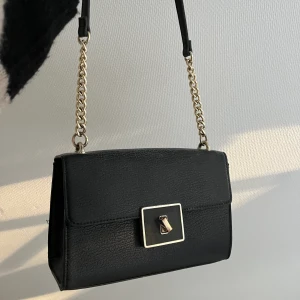 Axelbandsväska  - Svart väska med guld tryck från USA