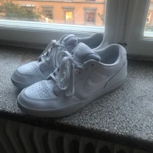 Nike airforce 58sb - Hej säljer dessa på grund av att dom inte passar som jag ville. Strl 43 använda 3-4 gånger 