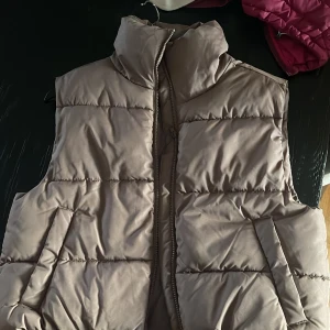 LilaBrun väst  - Säljer min supersnygga väst få jag tyvärr aldrig får användning av den! Den är aldrig använd 