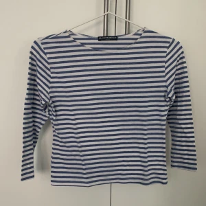 Stripped Longsleeve Brandy Melville - French Style with this Blue and White stripped Longsleeve from Brandy Melville 💙🤍