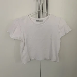 Ribbed Shirt from Pull and Bear - Cute Shirt from Pull and Bear in White. Size L but it fits like a loose XS like that