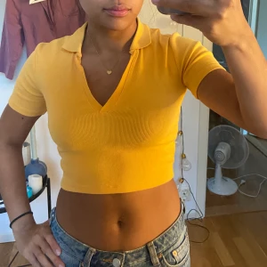 Gul t-shirt - Supersöt gul t-shirt från Zara!!💕💕💕 