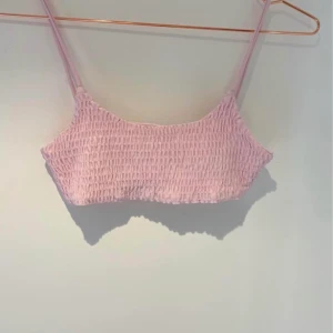 Bikini toppar - Två super söta bikini toppar från SHEIN. 25kr st. tryck inte köp nu. Skriv privat istället. Köparen betalar frakten.