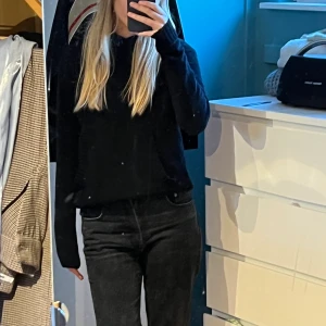 Svart stickad hoodie - Stickad tröja med huva. Så snygg men lite svårt att göra tillrätta på bild:) Skriv vid intresse, för fler bilder eller frågor! Kolla in min profil jag rensar!!💕🛍