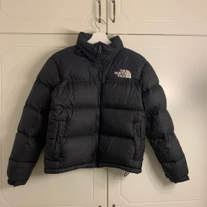 the north face jacka - hejheej, säljer nu min northface jacka, i mycket bra skick. Säljer den då den har blivit för liten🦋  - saknar band - finns ute på andra sidor