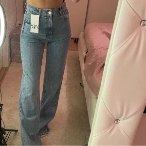 Zara jeans - Zara full length jeans i storlek 36, som är helt slutsåld på Zaras webbplats. Jeans är helt ny och oanvänd, prislapp sitter kvar 💕