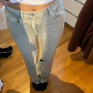 Ljusgröna Bershka jeans - Så snygga jeans i finaste färgen!! Så långa och perfekta för hösten😍 Skriv vid intresse, för fler bilder eller frågor! Kolla in min profil jag rensar!!