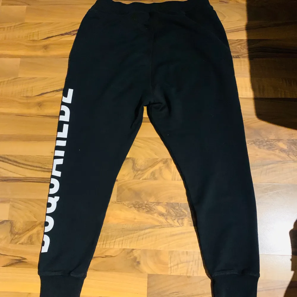 Dsquared2 pants oanvända helt nya säljs ( pris i butik 3900:-) säljs 2900:- pris går att diskutera vid snabb affär stl S. Jeans & Byxor.