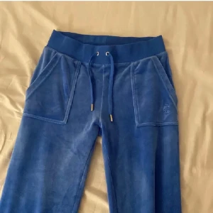 Juicy byxor  - Hjälper min kompis att sälja sina juicybyxor som är i storlek xxs. De är endast använda ett fåtal gånger! Tryck inye på köp nu och köparen står för frakten!❤️