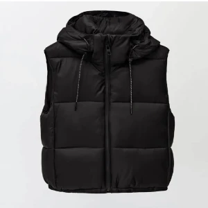 Väst - En svart väst. Köpt nyligen. Använd 1 gång, som ny!