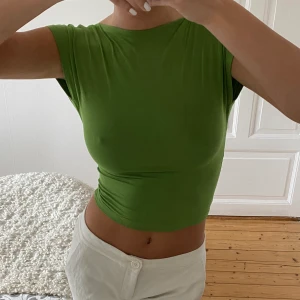 Tröja med djup rygg - Säljer denna tröjan med djup rygg, aldrig använd. Skriv vid intresse🫶🏼 