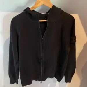 Säljer nu min Stone Island black label zip Hoodie som jag köpte i sommar på NK. Denna hoodie är svår och få tag i och bara använd några fåtal gånger.  Nypris 5600:- Medföljer självklart kvitto och tags! Självklart äkta!!