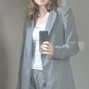grå kostym - grå kostym med tunna ljusgrå ränder köpt inför en bal, inte använd sedan dess :( (basically nyskick) går att köpa en av delarna! pris går alltid att diskutera<33