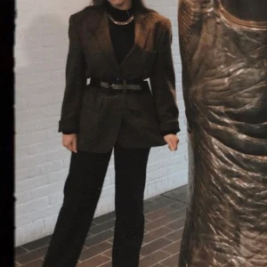 Vintage kavaj - Snygg brunrutig kavaj med inslag av rött. Köpt secondhand men i god kvalitet!