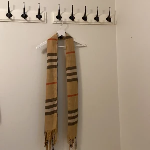 Burberry scarf i fint skick - Väldigt fint & bra skick, använd endast ett fåtal gånger och jag vet inte om den är äkta!