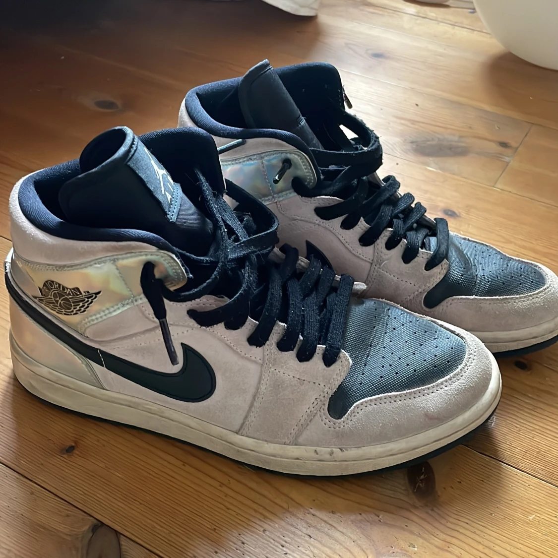 Jordan 1s Pink holographic - 90