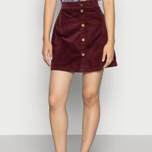 Vinröd kjol Vero Moda - Säljer denna helt oanvända fina kjolen då jag inte har haft möjlighet att använda den❤️ Verkligen superfin, speciellt till hösten och vintern🫶🏻 vid vilde tjur den sitter på eller annat, skriv!👍🏻