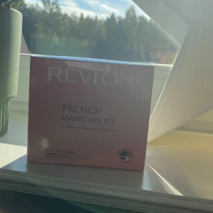 Nagellack  - Ett pack med nagellack och ett lack man lägger på, aldrig använda!! Vet inte vad jag köpte de för men säljer hela packet för 60kr+ frakt!!😀