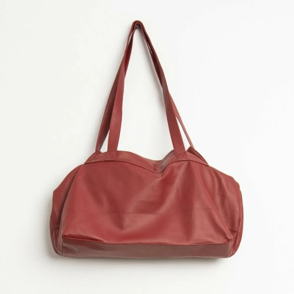 Säljer min superfina Daniel Hetcher väska då den inte kommer till användning 💖 bra skick 💖 höjd: 25 cm, längd: 45 cm 😇 pris + frakt. Väskor.