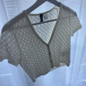 Stickad topp - Säljer denna stickade toppen från H&M, andvänd cirka två gånger och är i bra skick🤍