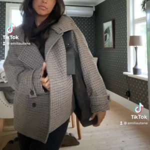 Arket jacka - Säljer min nya populära arket kappa! Har använt den Max 10 gånger så den är fortfarande som ny ❣️ jättesnygg vekrligen! Nypris 1895🫶🏼