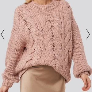 Nakd stickad tröja - OBS! Den är ljusgrå och inte rosa som på bilden. Samma modell, och köpt för 529kr💕 Strl Xxs/xs