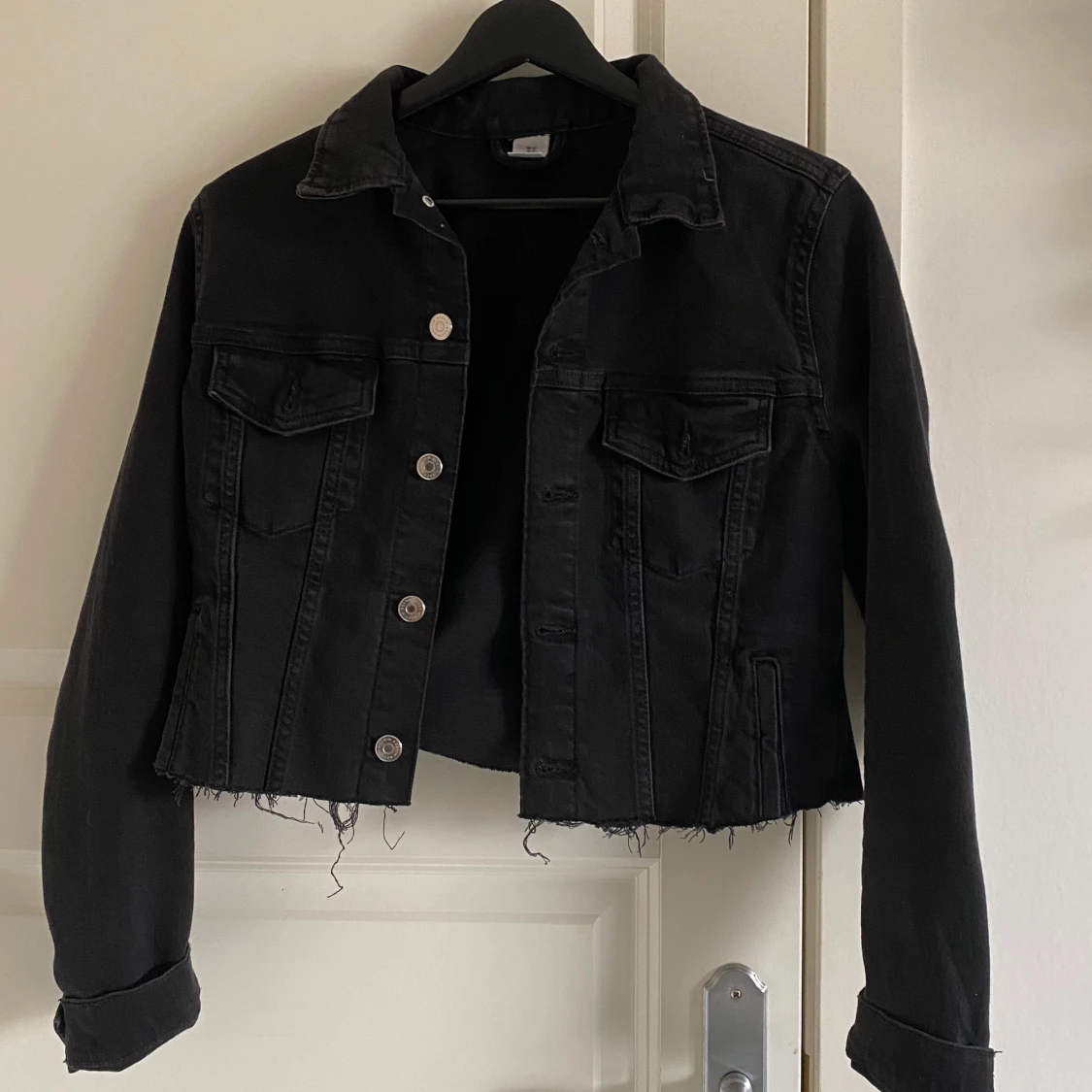 Svart croppad jeansjacka