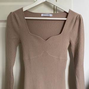 Adoore klänning - Super fin adoore klänning i modellen Roma. Säljes pgv flytt, super fint skick. En super liten oljefläck som endast syns i vissa ljus (kontakta privat för föer bilder) köparen står för frakt. 