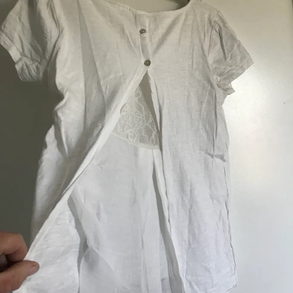 Jättefin vit T-shirt från Vila, stl XS  ”Öppen” rygg med tunnare tyg som täcker öppningen 😊. T-shirts.