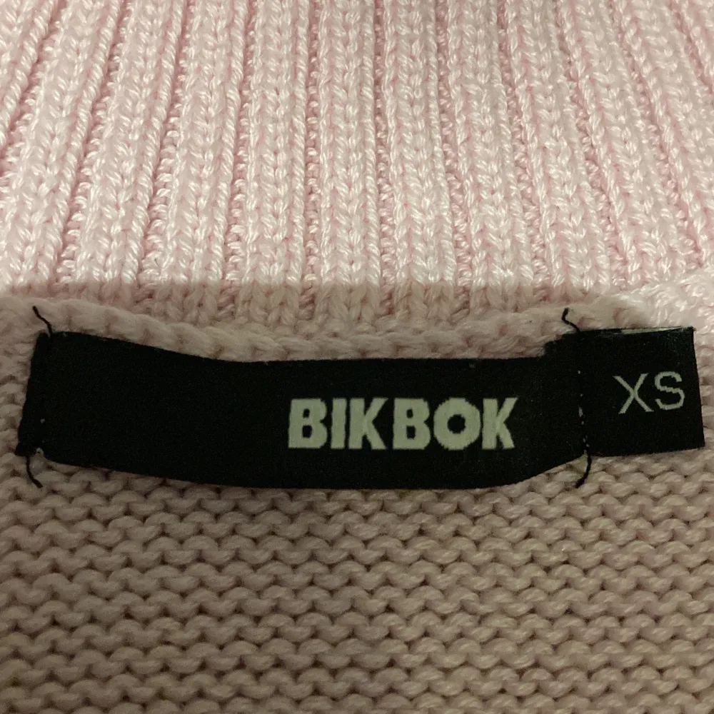 Säljer denna jätte fina rosa västen från Bik Bok. Super bra skick. Storlek XS men skulle säga att den är lite oversize så den passar S också.. Tröjor & Koftor.