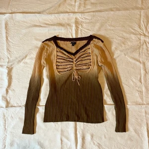 ribbstickad topp - Säljer denna superfina nästan oanvända toppen från Lindex. 100kr + frakt 💓