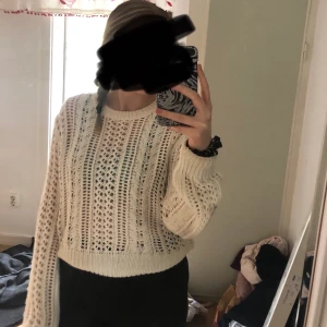 Hålstickad tröja  - Hålstickad tröja i strl S/M från bikbok 💕 använd 2/3 ggr så fint skick!! 