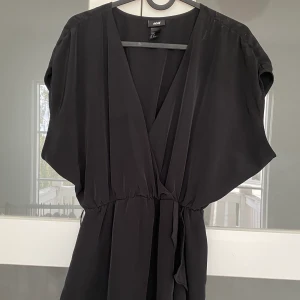 Klänning från H&M - En jättefin klänning från H&M som inte kommit till användning💕