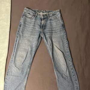 Ett par väldigt fina jeans med perfekt passform. Märket är KARVE och dom är välanvända men funkar fortfarande och skadorna är inte något man märker av. Orginal pris - 799 kr, säljer dom för 250 kr och frakten ingår.