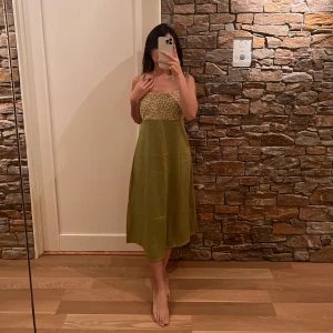 Sommarklänning  - Säljer min sommarklänning pga den är stort för mig. Aldrig använd så den är i nyskick. Storlek : S-M (Finns dragkedja på baksidan)