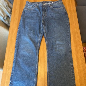 Weekday jeans Voyage - Mörkblå Weekday jeans modellen voyage som är ett par vida baggy jeans.  Använda endast en gång (nyskick).  Storlek: W 33 L 32 Orginalpris: 600kr