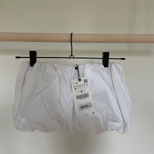 Vit bandeautopp  - Vit bandeau ifrån Zara, aldrig använd, tjockare tyg