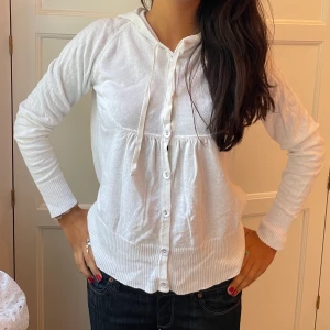 Vit hoodie!🤍🤍 - Vit hoodie med knappar! Fint skick❤️