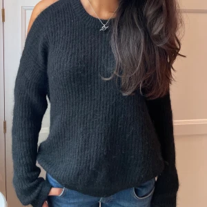 Skitcool stickad tröja🖤🍁 - Stickad tröja med coola hål vid axlarna😁 Jättefint skick och bra material köpt för 1000❤️❤️ Storlek M
