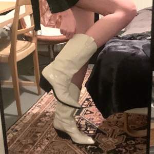 Vita cowboyboots från &other stories storlek 41. Finns några små svarta märken annars är de i fint skick! Nypris 2250