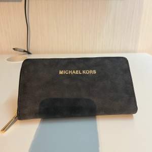 Michael kors plånbok som är a-kopia. Aldrig använd