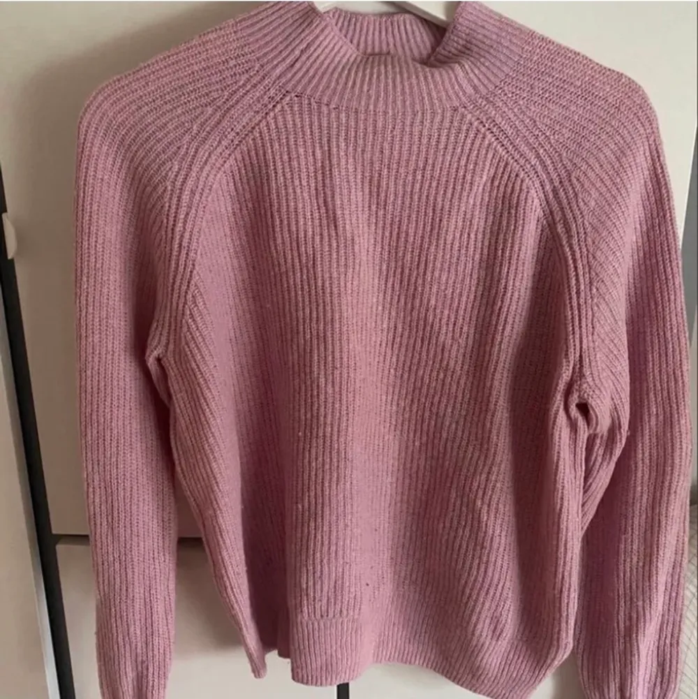 Snygg rosa tröja från Weekday🫶🏼 Tryck inte på köp nu!!. Tröjor & Koftor.